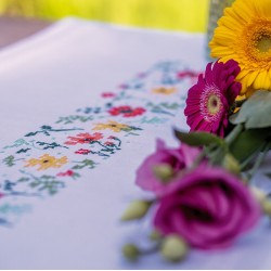 Kesäkukkia-ristipistokaitaliina PN-0170777