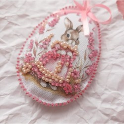 Pääsiäispupu ja kukat -helmikirjontatyö AMT-060